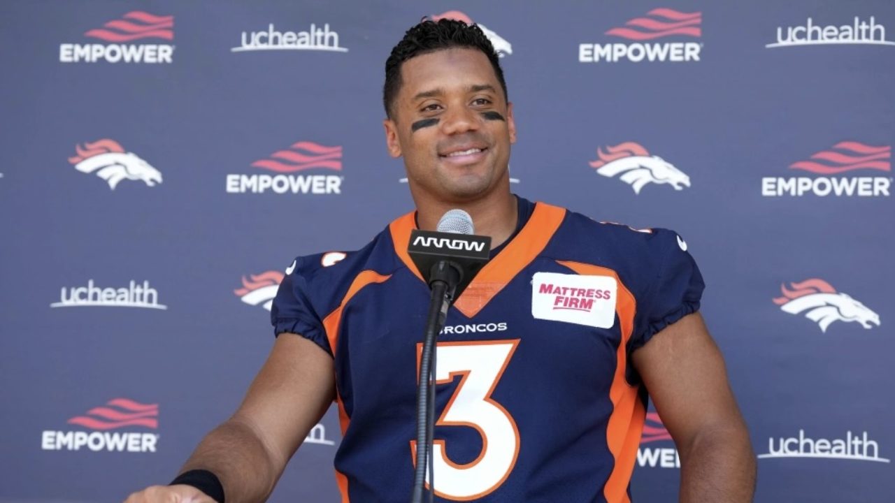 Russell Wilson, Denver Broncos agree to 5-year extension worth $245  million, including $165 million guaranteed, sources say - ESPN