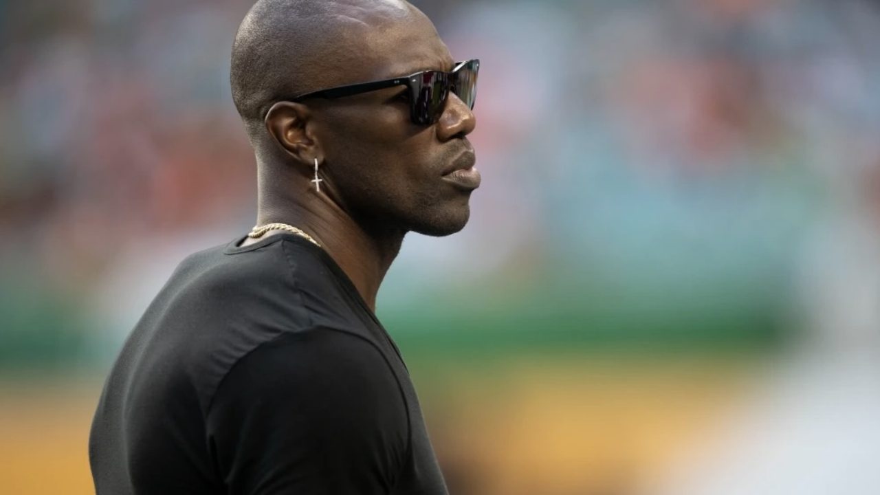 Terrell Owens Gets into Fight with Man Outside Los Angeles-Area Drug Store  [Video]