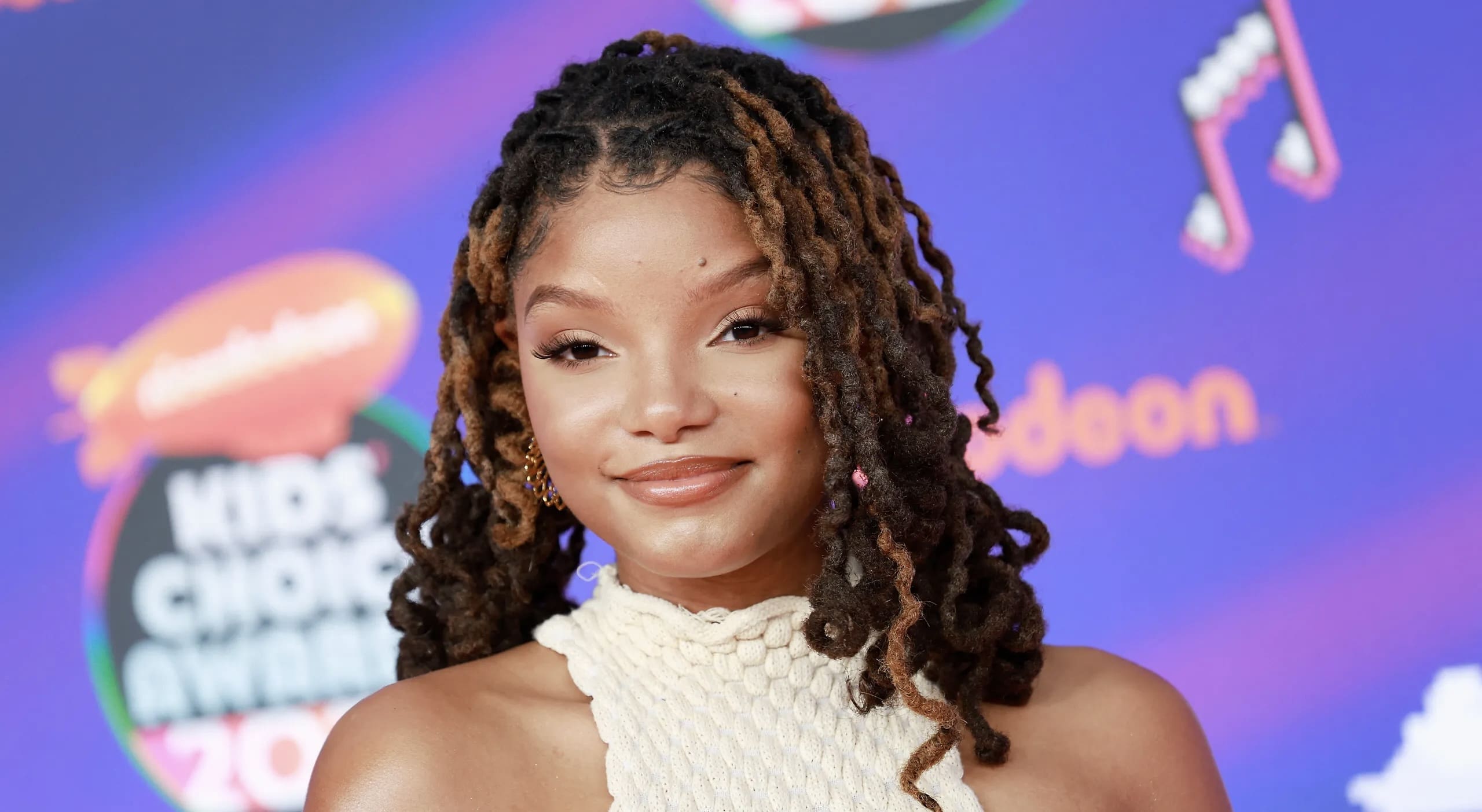 Halle Bailey Shared An Adorable Video Of A Little Fan Who Just Could Not Let Go Of Her At Disney World