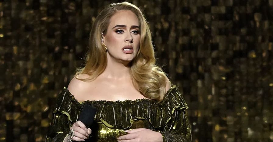 Adele Reportedly Collapsed Backstage At A Las Vegas Residency Concert And Explained To Fans What Happened