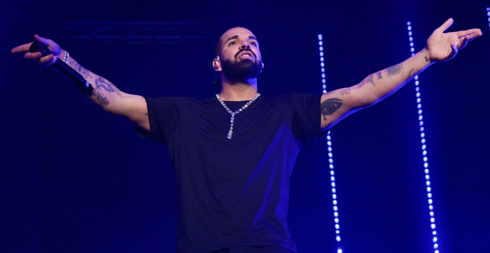 Drake Smoothly Caught A Book Thrown At Him By A Fan Onstage: ‘You Lucky I’m Quick’ [Video]