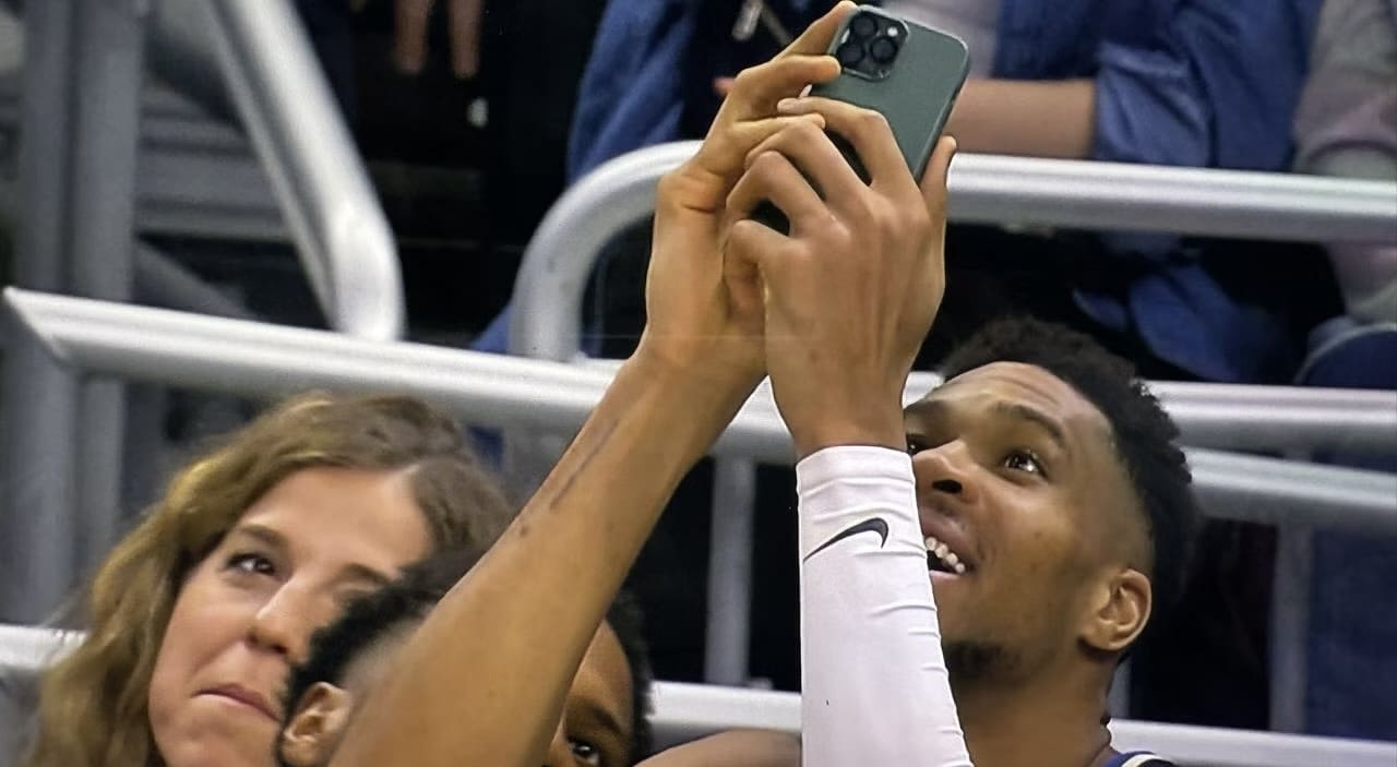 Giannis Antetokounmpo Grabbed A Phone And Scanned A QR Code For Free Wings After Two Missed Free Throws [Video]