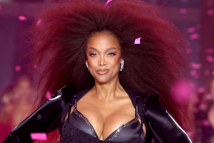 Tyra Banks and Her Iconic Smize Make Epic Return to the Victoria’s Secret Fashion Show [Video]